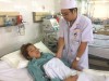 Bác sĩ Trịnh Minh Hưng, Khoa Hồi sức tích cực - chống độc chăm sóc cho bệnh nhân Rôm. Ảnh: N.V
