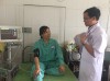 Bác sĩ Nguyễn Hữu Đức đang thăm khám cho bệnh nhân2