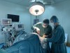 Bác sĩ BVĐK tỉnh tiến hành phẫu thuật vá khuyết sọ - Ảnh: Bội Nhiên