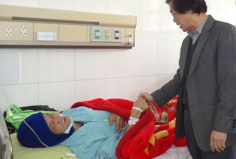 Bác sỹ Trần Văn Thành- Giám đốc Sở Y tế động viên người bệnh ở lại Bệnh viện Đa khoa tỉnh Quảng Trị trong dịp Tết Nguyên đán