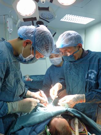Các thầy thuốc của Bệnh viện Đa khoa tỉnh Quảng Trị phẫu thuật tái lập lưu thông tiêu hóa sau cắt ruột non hoại tử ở bé trai 5 ngày tuổi