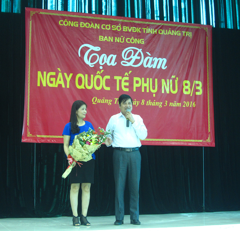 Đại diện cho CBCNVC nữ của Bệnh viện ThS BS Nguyễn Thị Luyến nhận hoa từ BS CKII Nguyễn Văn Dàn - Chủ tịch công đoàn nhân ngày 08/03
