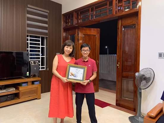 Cháu Hồ Xuân Tùng tặng chị Yoko Ikeda bức tranh trong dịp gặp lại