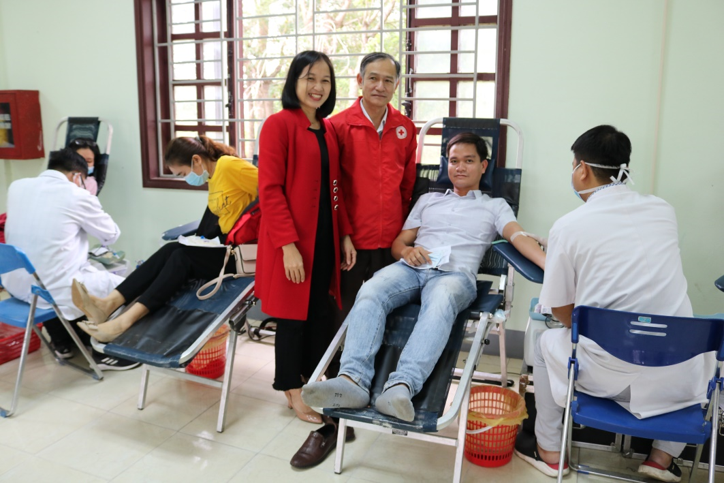 Chủ tịch Công đoàn ngành Y tế và Chủ tịch HCTĐ tỉnh Quảng Trị đến khăm NVYT hiến máu