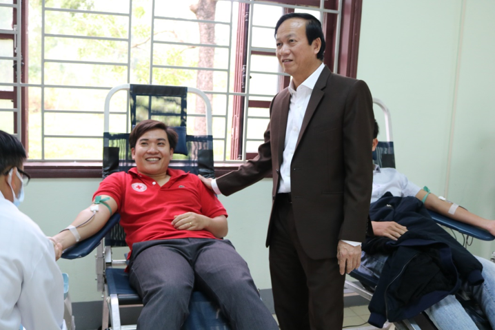 Giám đốc Sở Y tế Quảng Trị đến thăm và khích lệ NVYT tham gia hiến máu