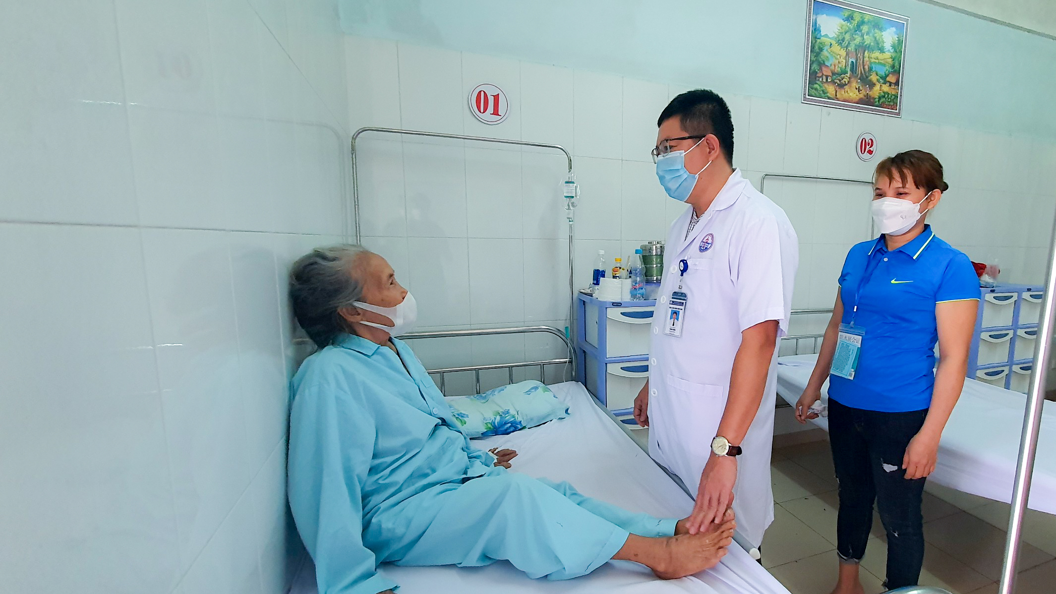 Bệnh nhân Phan Thị Xuyến có thể tự ngồi dậy và đi lại sau hơn 30 phút được thực hiện thủ thuật 'đổ xi măng' sinh học điều trị tổn thương đốt sống - Ảnh: Lê Trường