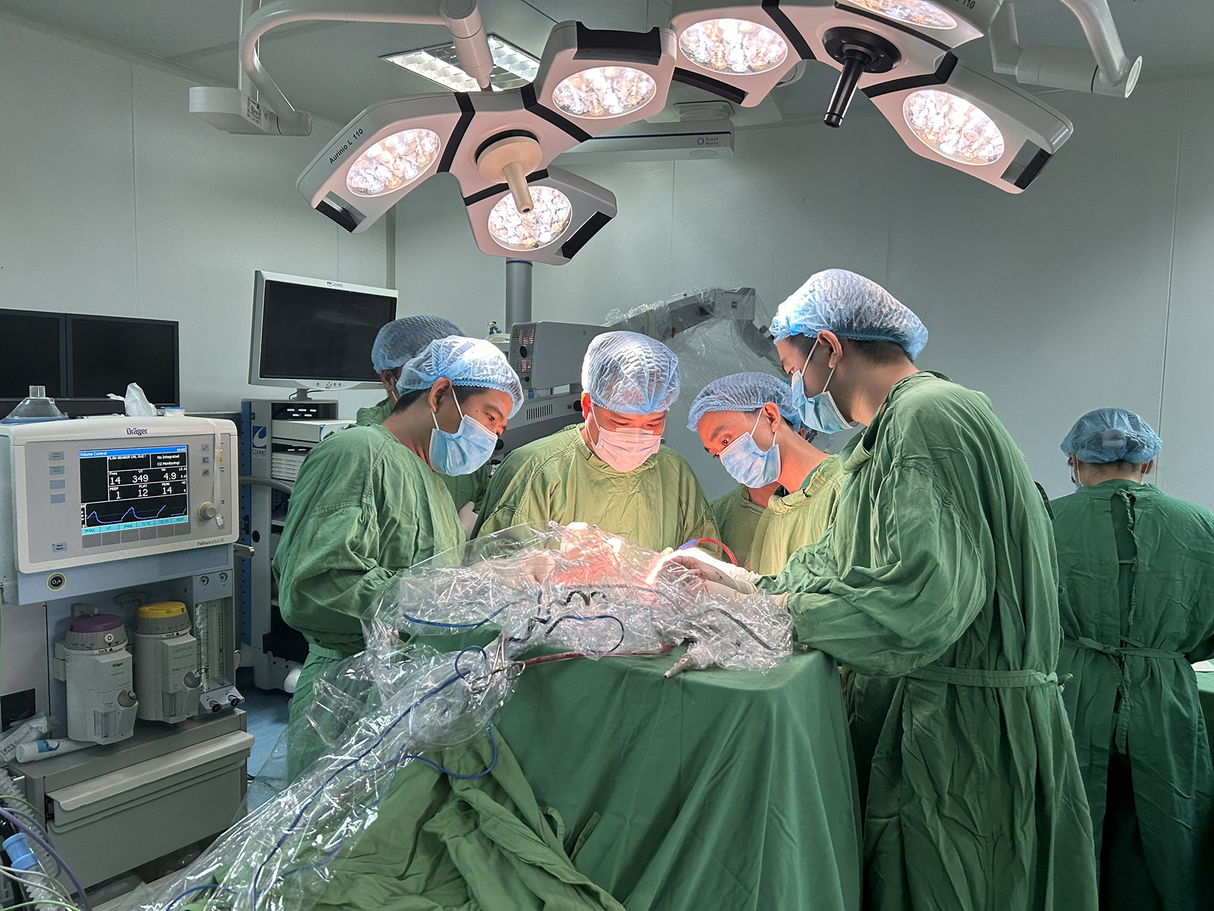 Các bác sĩ Khoa Ngoại chấn thương - Bỏng, Bệnh viện Đa khoa tỉnh thực hiện thành công phẫu thuật vi phẫu lấy u não màng não -Ảnh: BVĐK