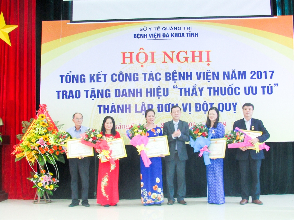 Đồng chí Mai Thức, Phó Chủ tịch Thường trực UBND tỉnh trao danh hiệu “Thầy thuốc Ưu tú”  cho 5 cán bộ của Bệnh viện