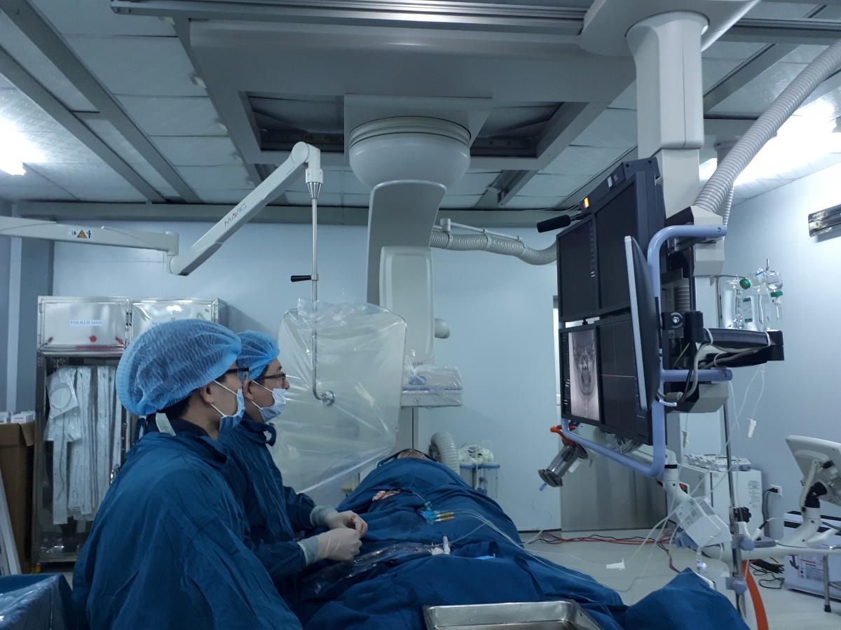 Các bác sỹ của Bệnh viện Đa khoa tỉnh Quảng Trị thực hiện phẫu thuật bít dò động mạch cảnh xoang hang trái (Ảnh: Bội Nhiên)