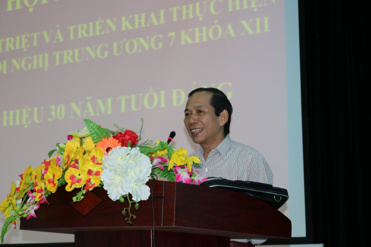 Thầy Nguyễn Hữu Thánh giới thiệu và phân tích những nội dung chính về Hội nghị lần thứ bảy ban Chấp hành Trung ương Đảng khóa XII