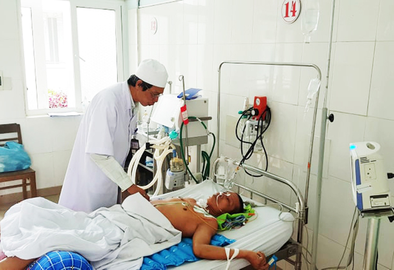 Bác sĩ Ngô Chiến thăm khám cho bệnh nhân uốn ván Trần Thế Ngọc​