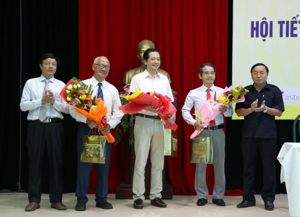 1.	Đồng chí Nguyễn Đức Dũng- Phó Chủ tịch HĐND tỉnh tặng hoa cho các chuyên gia đầu ngành Tiết niệu- Thận học về tham dự Hội nghị.