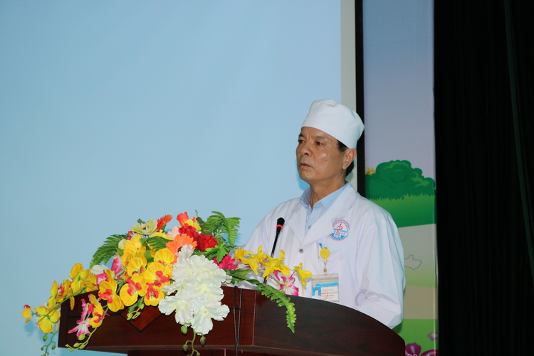 BSCKII Trần Quốc Tuấn - Bí thư Đảng ủy - Giám đốc Bệnh viện ôn lại về lịch sử hình thành, quá trình hoạt động của Bệnh viện.
