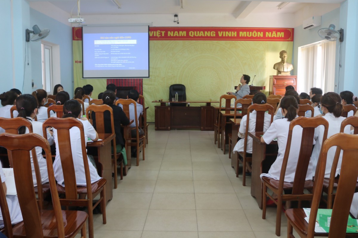 PGS.TS.BS Lê Thị Tuyết Lan trình bày bài giảng tại hội thảo