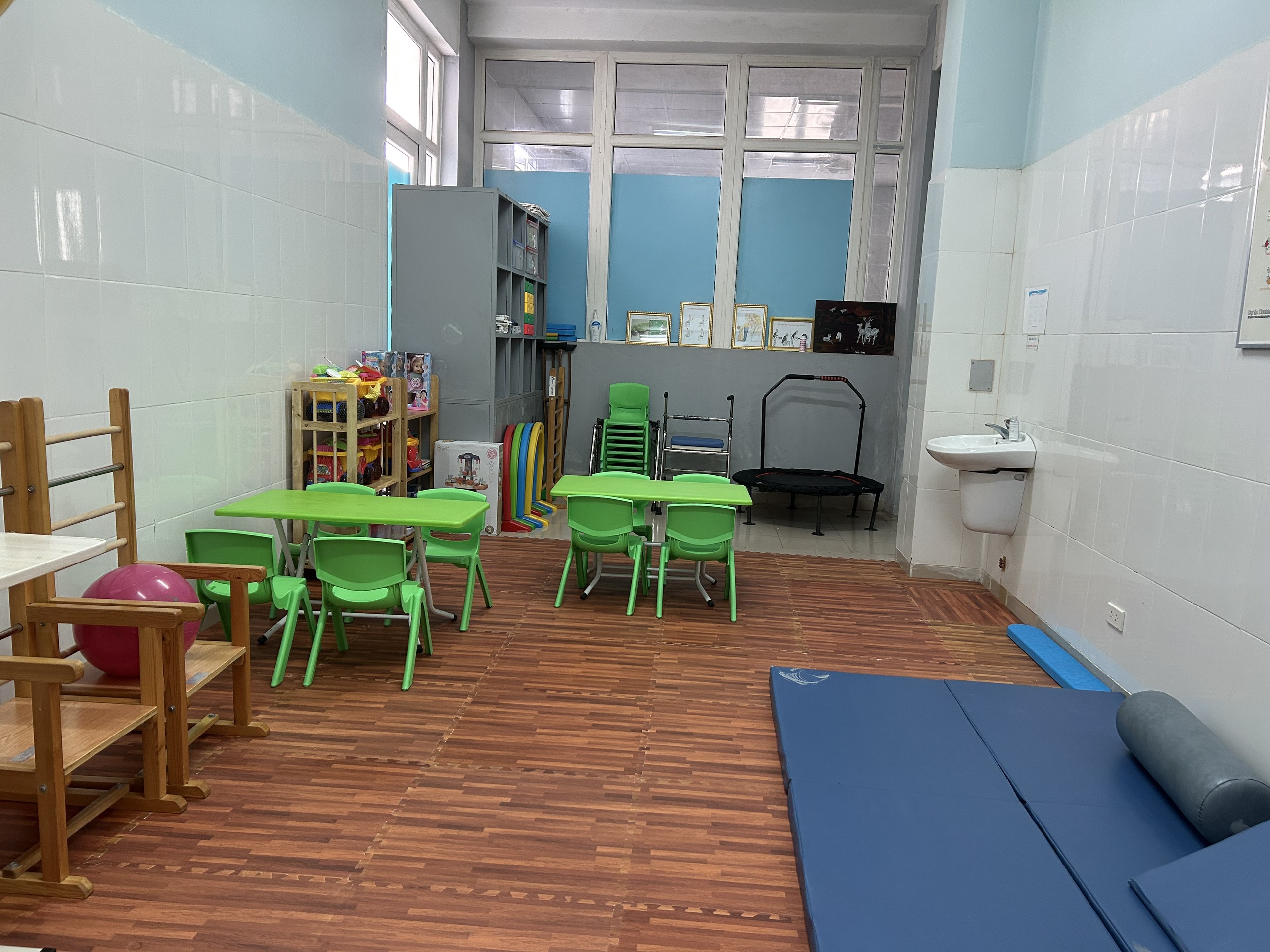 Phòng khám cho trẻ có KTTT và KTPT vừa triển khai, đặt tại khoa PHCN, BVĐK tỉnh Quảng Trị