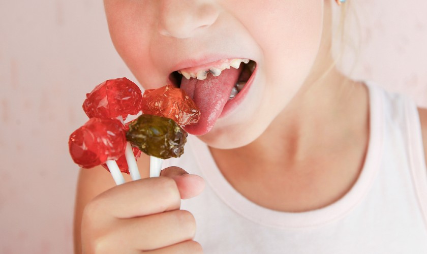 Ăn quá nhiều đồ ngọt là nguyên nhân hàng đầu gây sâu răng ở trẻ