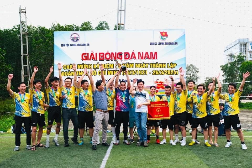 Đội bóng Liên quân Hệ Nội giành cúp vô địch Giải bóng đá Nam BVĐK tỉnh Quảng Trị năm 2024
